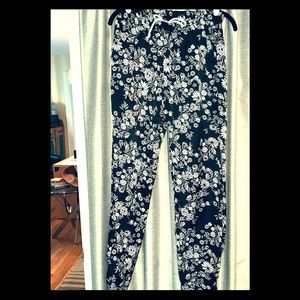 Black & white floral jogger pant.